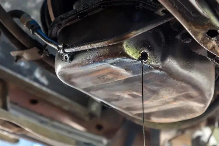 نشتی روغن موتور؛ ریشه‌یابی علل و راهکارهای عیب‌یابی سریع و کم‌هزینه