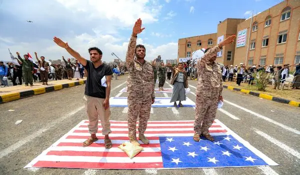 حوثی‌ها از حمله به دو نفتکش سعودی خبر دادند؛ گسترش درگیری همزمان با دوازدهمین شب حملات آمریکا به ایران
