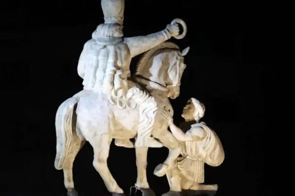 مجسمه تازه میدان انقلاب و چند ایراد
