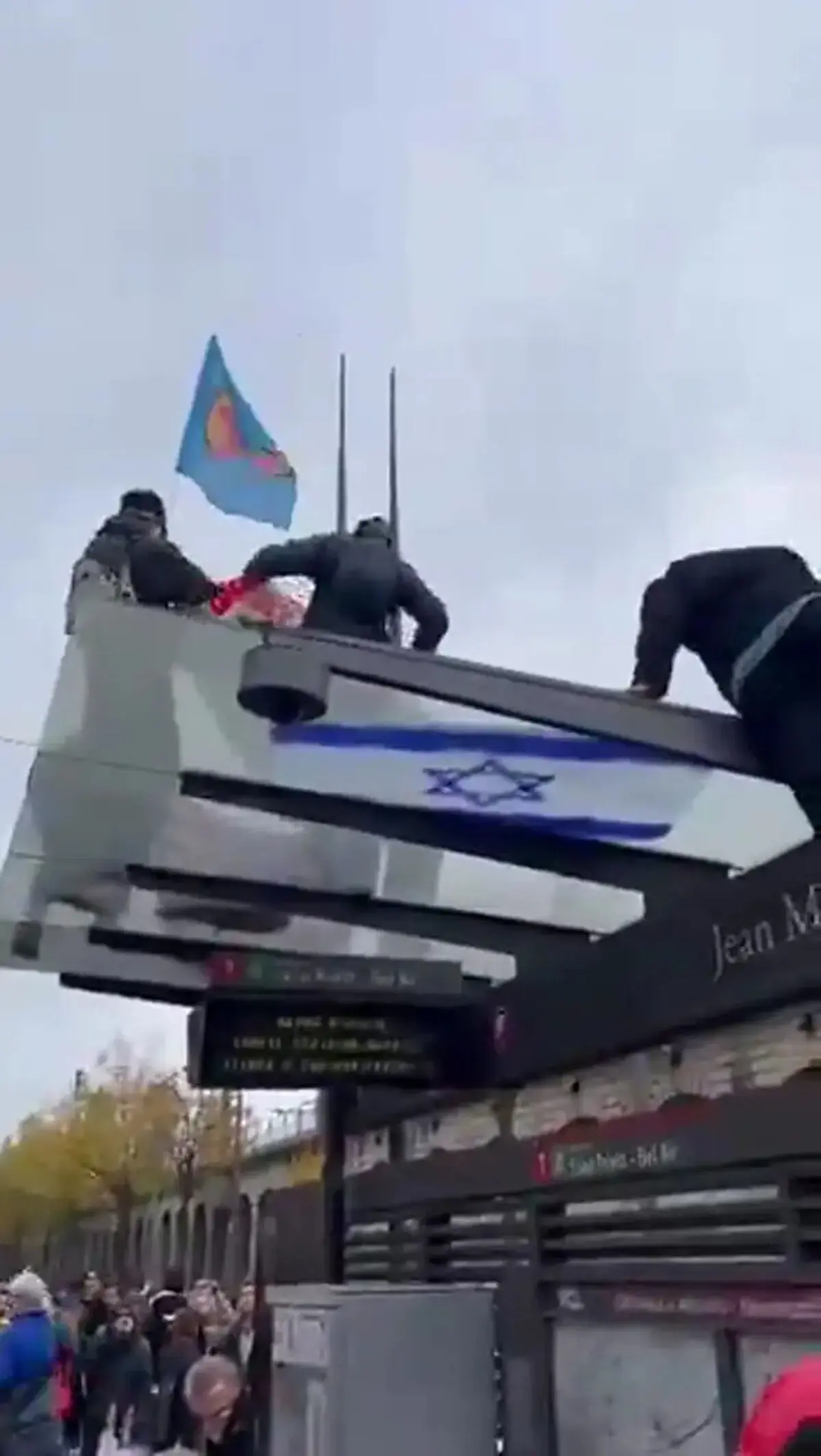 به آتش کشیدن پرچم آمریکا و اسرائیل در اعتراضات لیون فرانسه