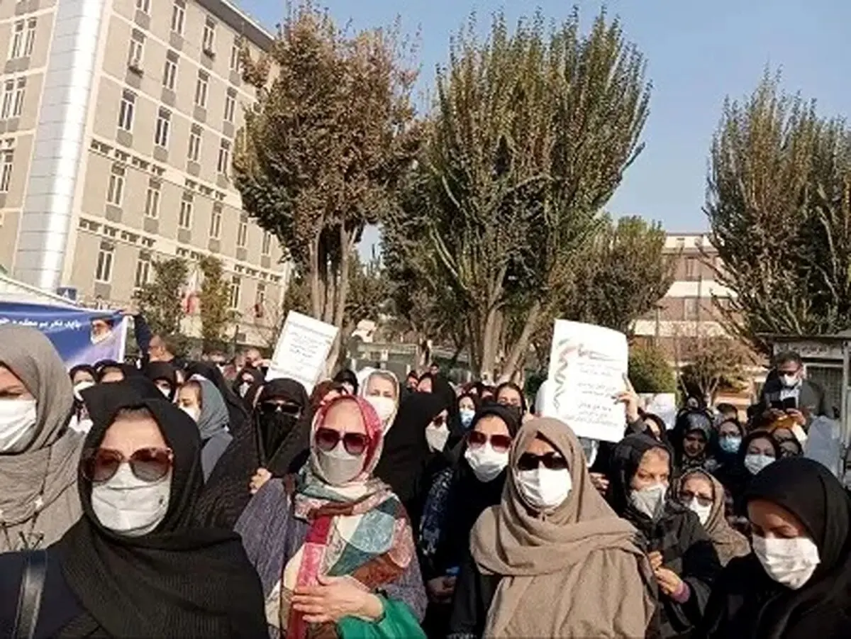 تجمع گروهی از فرهنگیان بازنشسته مقابل مجلس: مطالبات چه بود؟ + عکس