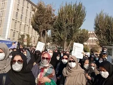 تجمع گروهی از فرهنگیان بازنشسته مقابل مجلس: مطالبات چه بود؟ + عکس