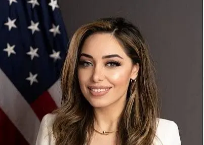 یک زن ایرانی‌تبار دستیار وزیر خارجه آمریکا شد+ عکس و جزئیات