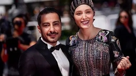 انتقاد دیرهنگام شراره رخام به بوسه نوید محمدزاده به فرشته حسینی روی فرش قرمز