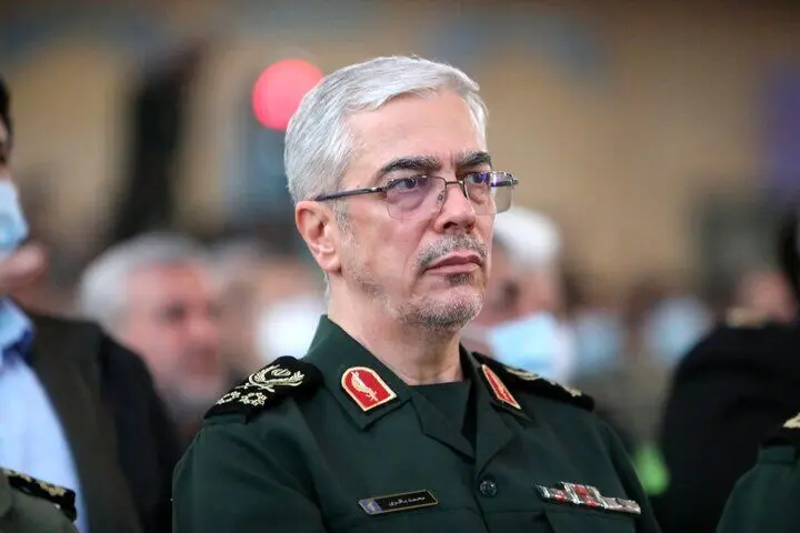 تصویری کمتر دیده شده از «سرلشکر باقری» در مراسم تشییع برادرش حسن باقری در سال ۶۱