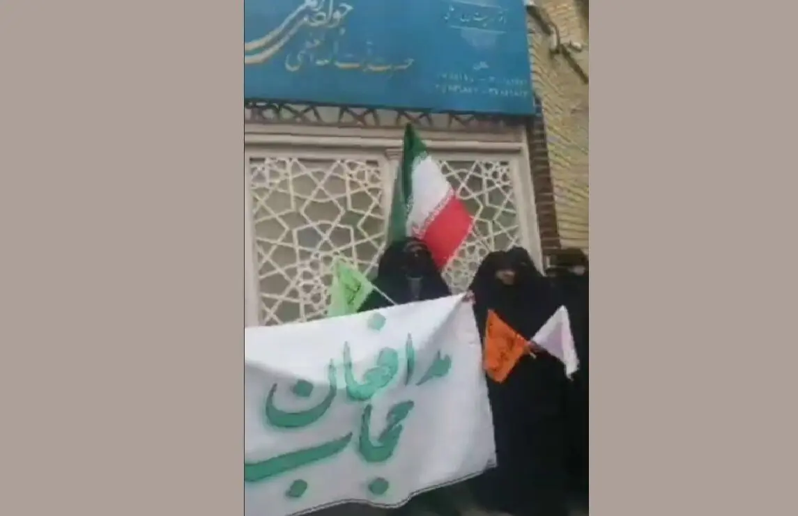 تجمع تندروها مقابل بیت آیت الله جوادی آملی: برای اتمام حجت آمده ایم!