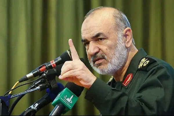 سردار سلامی: آن‌قدر موشک و شناور داریم که جا برای نگهداری نداریم
