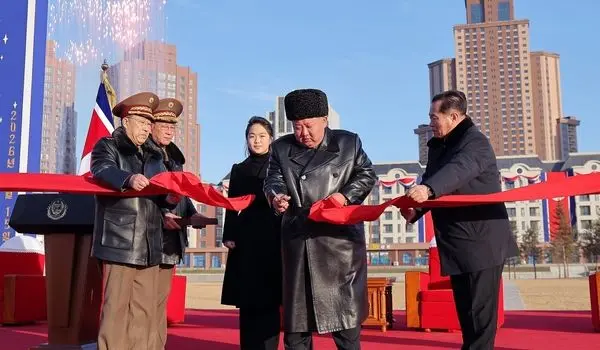 کیم جونگ‌اون با افتتاح شهرک جدید در پیونگ‌یانگ، از خانواده‌های کشته‌شدگان کره‌شمالی در جنگ اوکراین تجلیل کرد