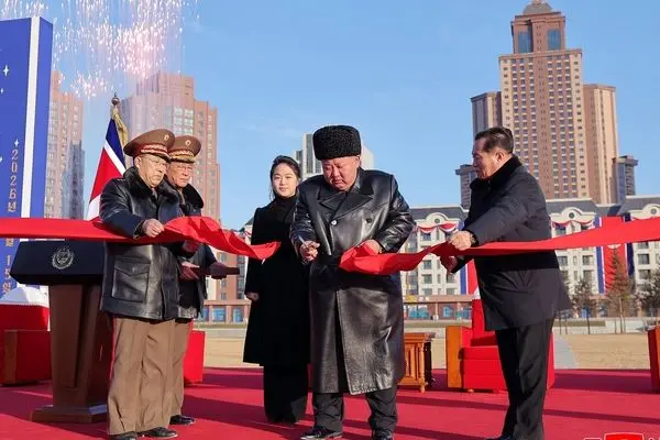 کیم جونگ‌اون با افتتاح شهرک جدید در پیونگ‌یانگ، از خانواده‌های کشته‌شدگان کره‌شمالی در جنگ اوکراین تجلیل کرد