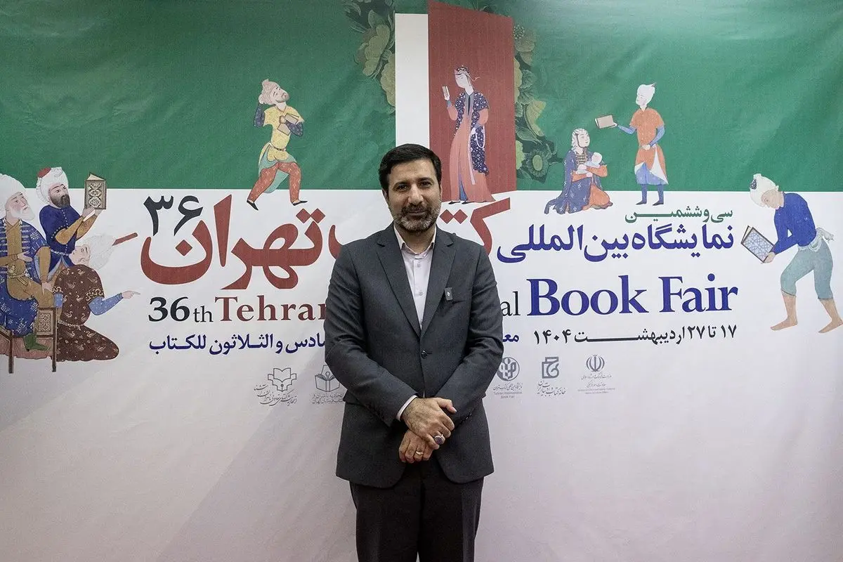 آقای سخنگو در نمایشگاه کتاب هم خواستار مطالعه قانون اساسی شد | روایتی از گشت و گذار ۵ ساعته در غرفهها؛ از حضور در یک رونمایی کتاب تا گفتوگو با مردم و رسانهایها