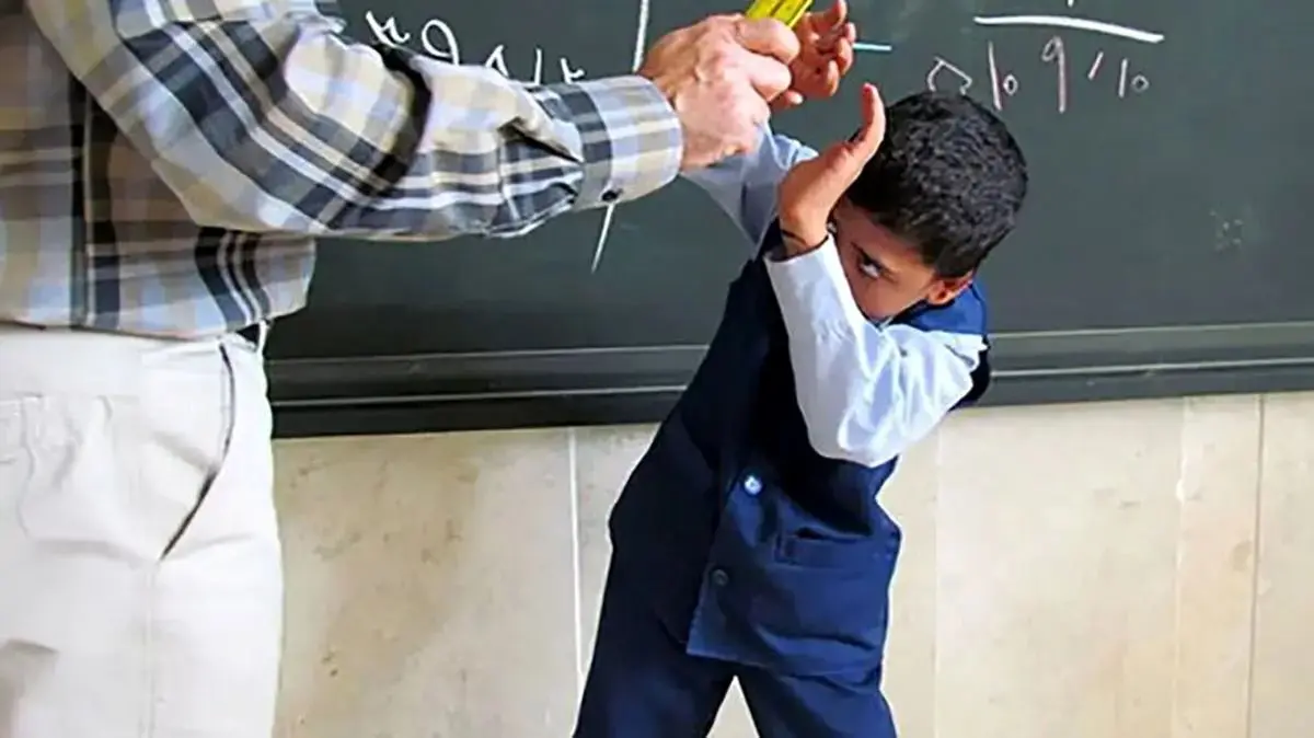 فیلم کتک زدن ۳ دانش آموز توسط معلم درس فارسی در مدرسه مهین حدیدی