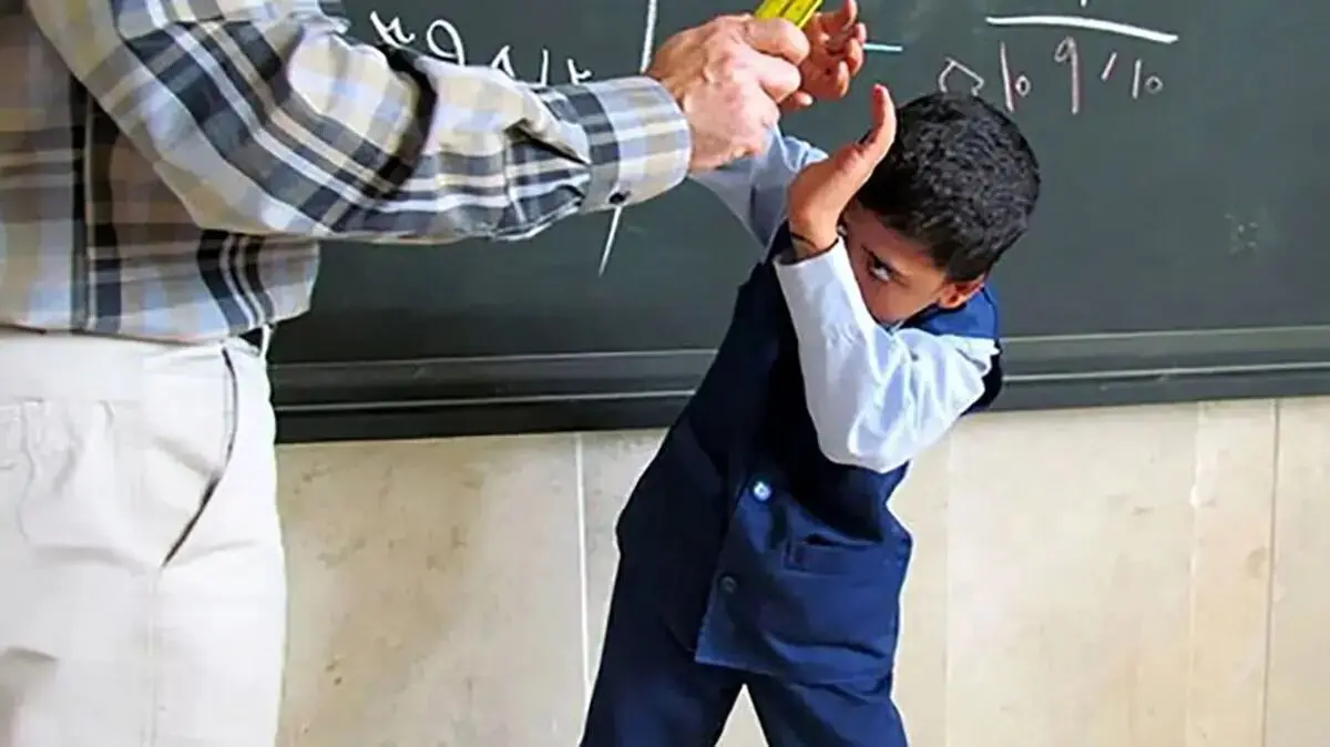 فیلم کتک زدن ۳ دانش آموز توسط معلم درس فارسی در مدرسه مهین حدیدی