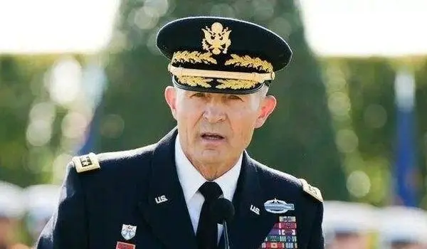  ژنرال اخراجی پنتاگون: یک دیوانه، ارتش را به نابودی می‌کشاند