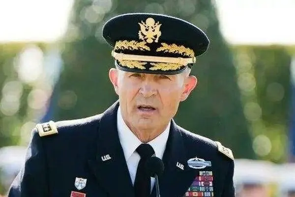  ژنرال اخراجی پنتاگون: یک دیوانه، ارتش را به نابودی می‌کشاند