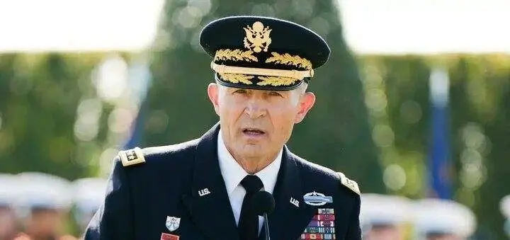  ژنرال اخراجی پنتاگون: یک دیوانه، ارتش را به نابودی می‌کشاند