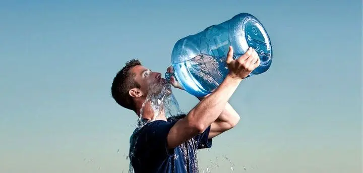 در روز چند لیتر آب باید بخوریم؟