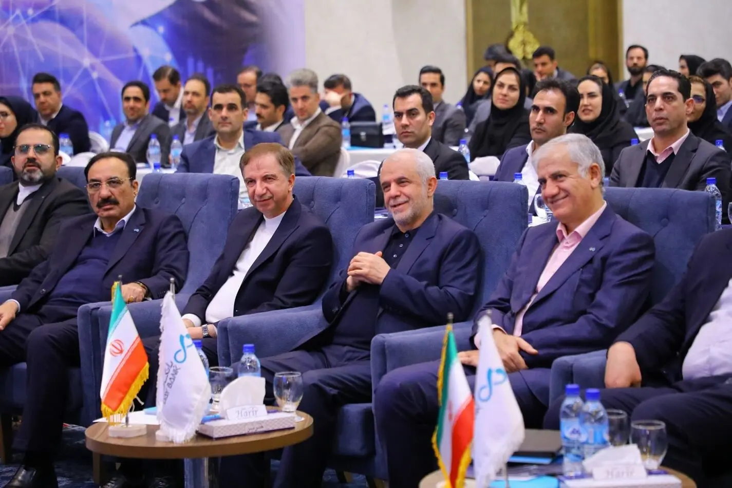 طنین اتحاد و انگیزه در بانک دی، آوای همدلی به گوش می رسد

