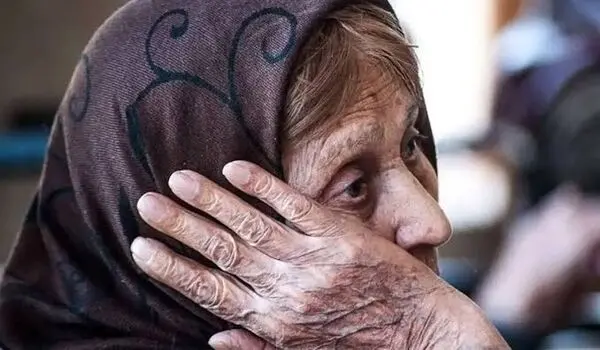 فیلم | درخواست یک پیرزن جلوی دوربین در خانه سالمندان : پسرم به دیدنم بیا ! می دانی کجا هستم اما نمیایی !