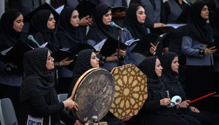 «نغمه‌های عاشورایی» جلوه‌ای از زیبایی، شکوه و نور الهی در میدان ونک تهران
