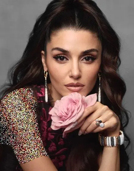 ژست‌های متفاوت هانده ارچل روی جلد یک مجله مشهور خبرساز شد