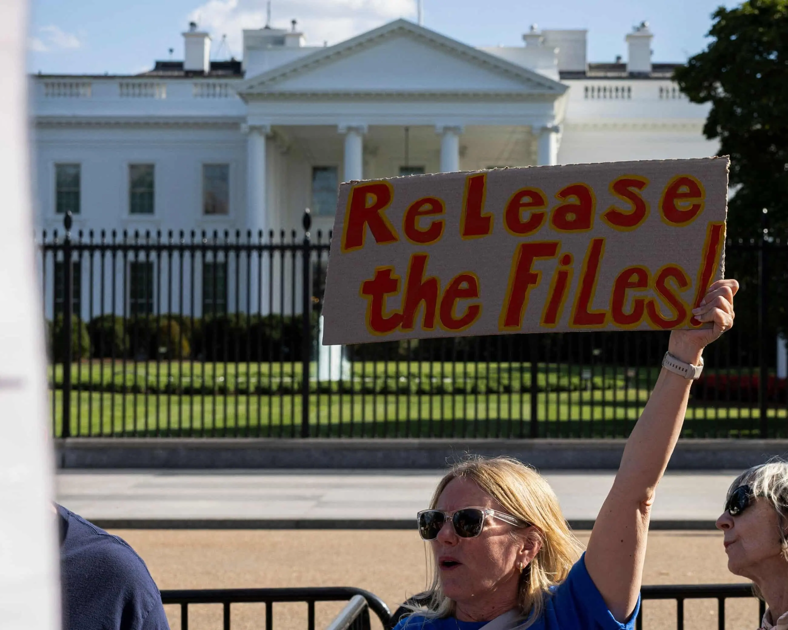 واکنش ترامپ به انتشار اسناد اپستین؛ افشای عکس‌ها اعتبار افراد «بی‌گناه» را نابود می‌کند