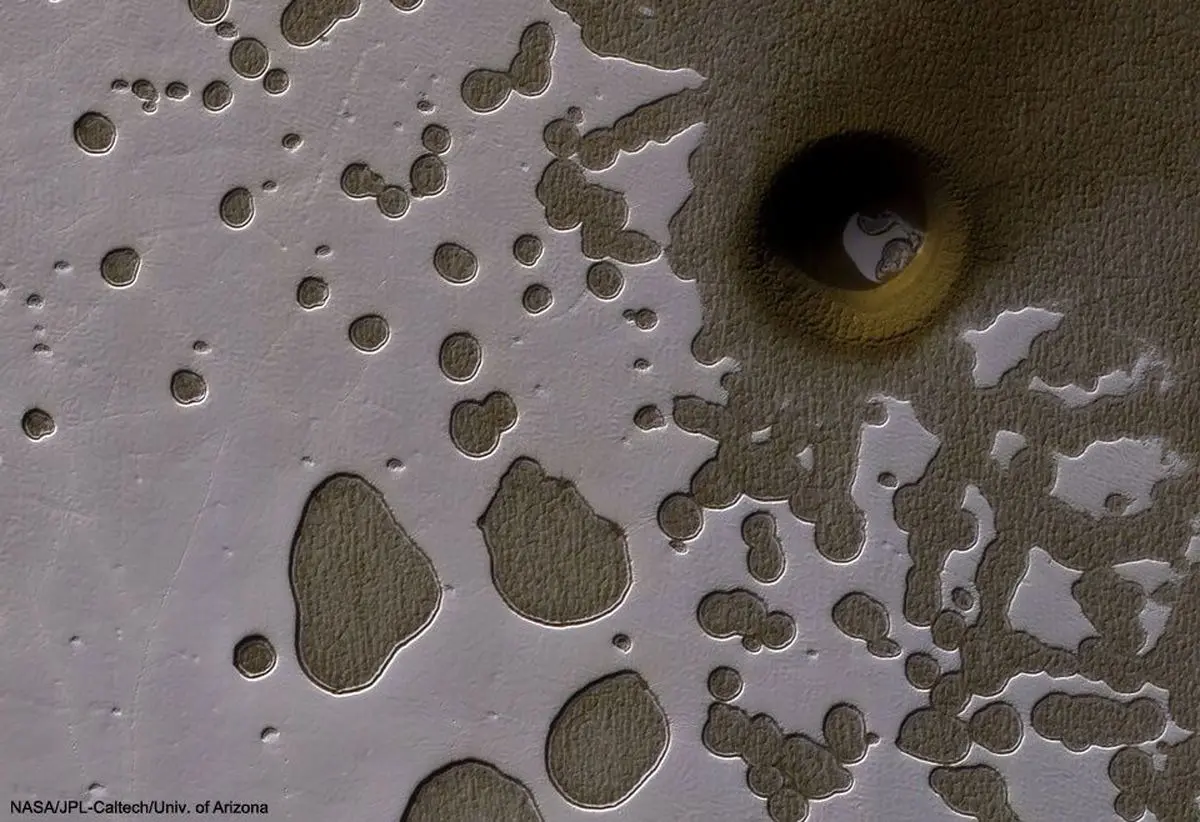 عکس ناسا از حفره‌ای عجیب و ناشناخته در مریخ +تصویر