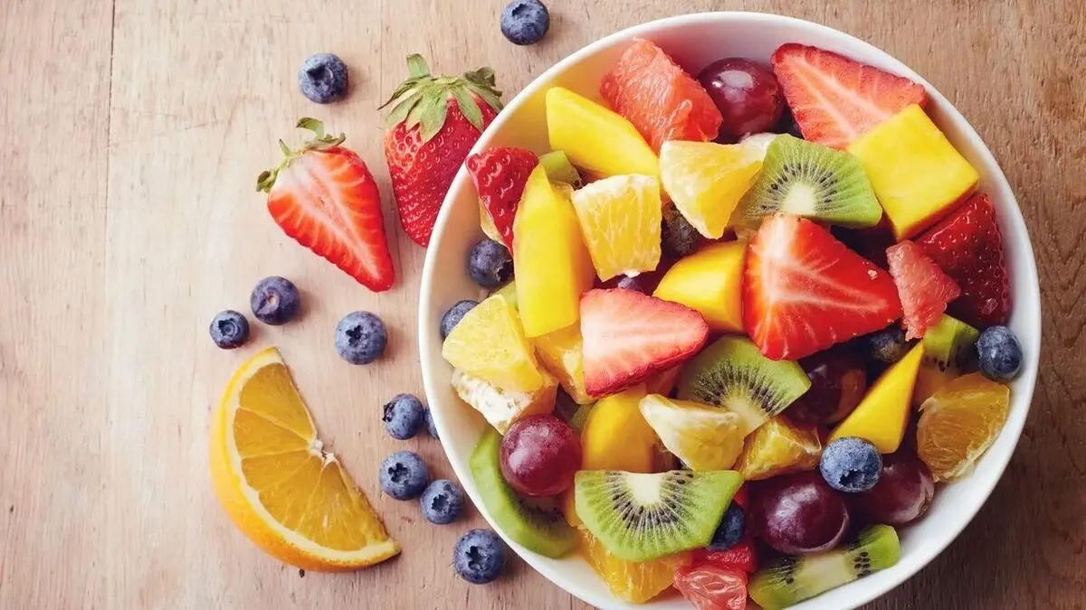 میوه را ناشتا بخوریم یا نه؟ | توضیح یک متخصص درباره مصرف میوه با پروتئین
