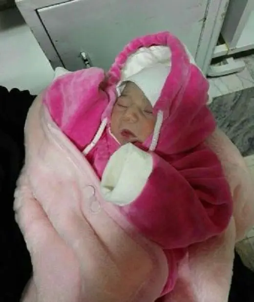 کشف نوزاد یک روزه در سطل زباله در خمین +تصویر
