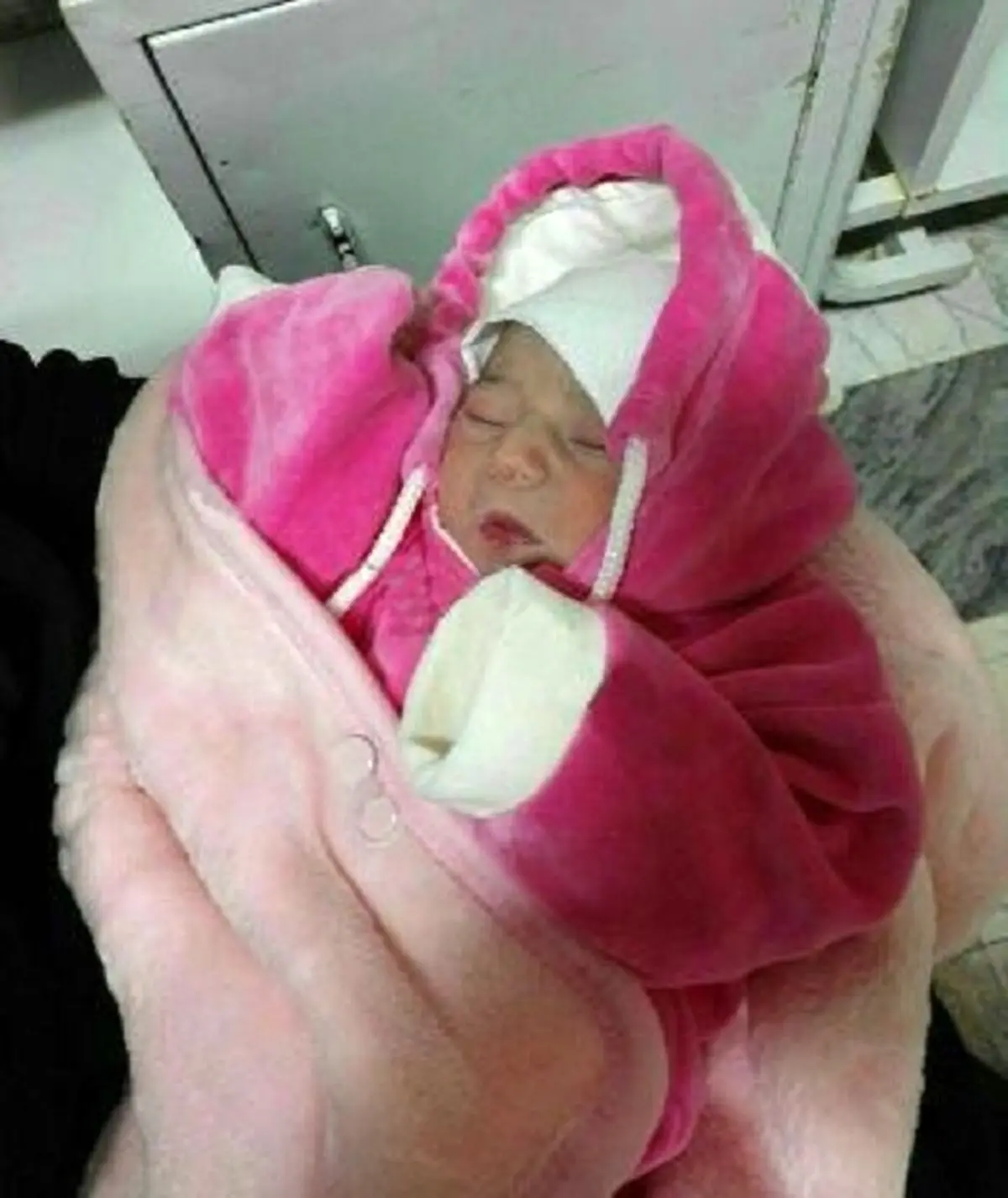کشف نوزاد یک روزه در سطل زباله در خمین +تصویر