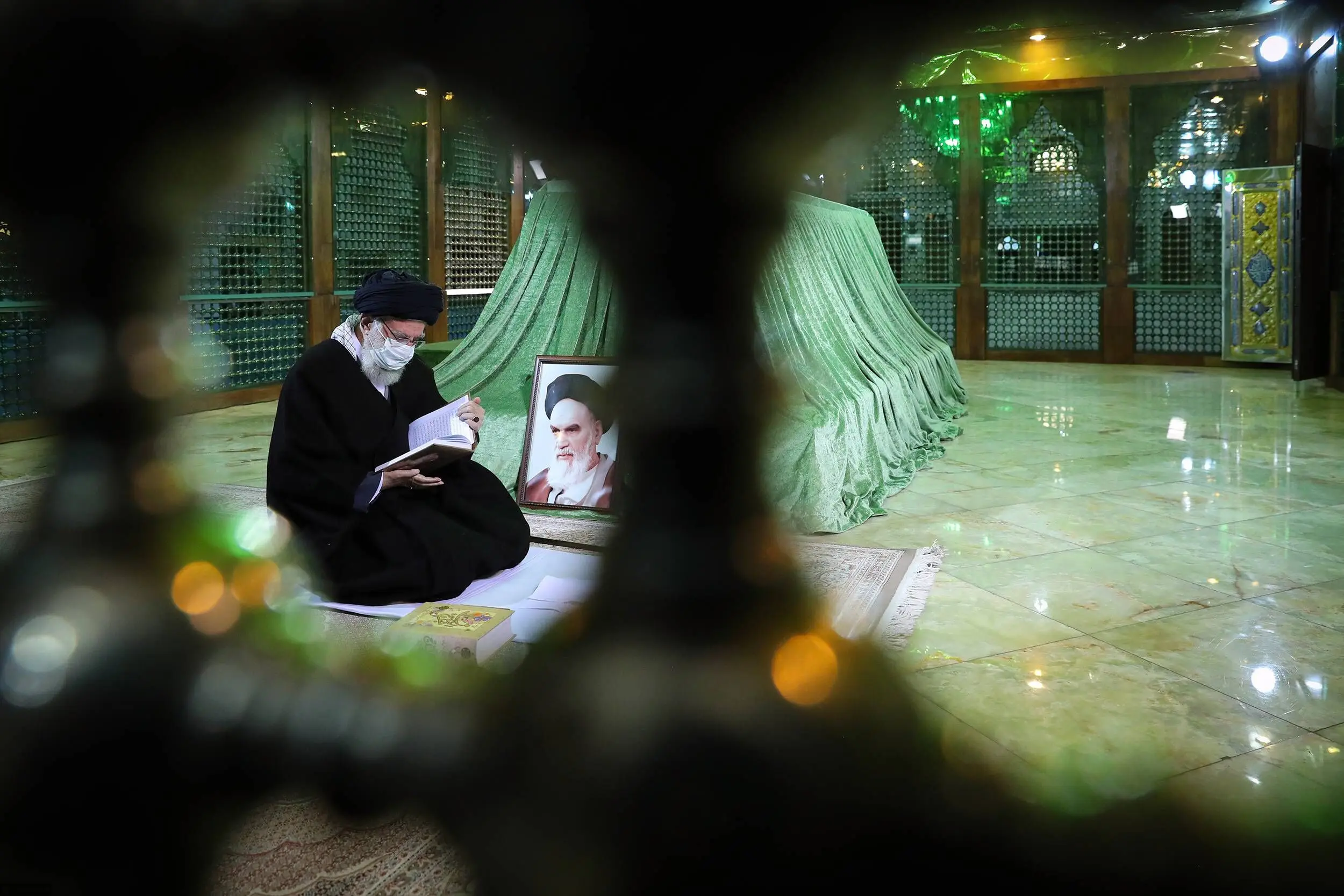 حضور رهبر انقلاب در مرقد مطهر امام راحل و گلزار شهدای بهشت زهرا | رسانه خبری اینتیتر