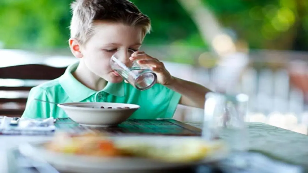 آیا نوشیدن آب همراه غذا مضر است؟