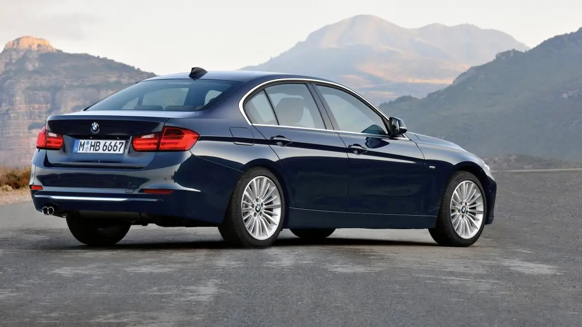 مقایسه مرسدس بنز E230 با ب ام و 320i