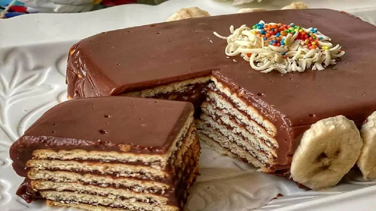 طرز تهیه یک کیک یخچالی خوشمزه و ساده با بیسکوییت