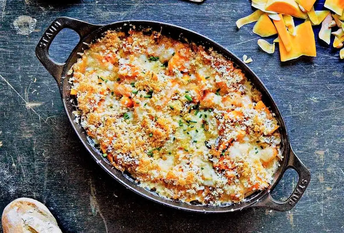 خوراک قارچ و پنیر پیتزا یک غذای فوری و لذیذ