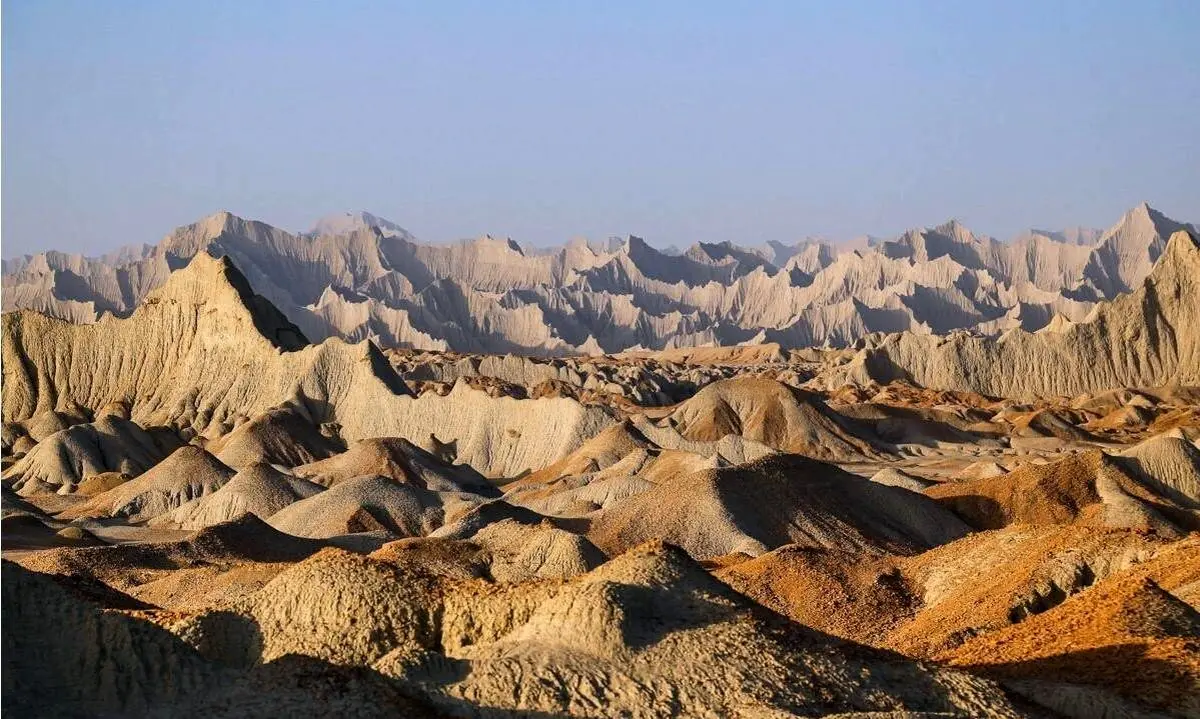 کوه‌های مینیاتوری چابهار؛ مریخ را کنار دریای جنوب تماشا کنید