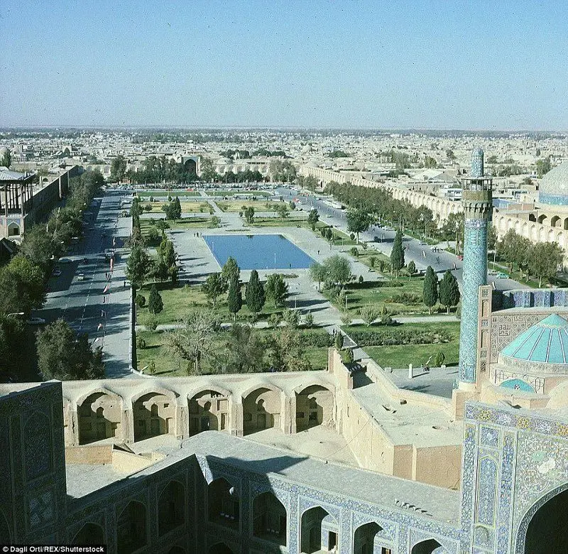 عکسی قدیمی از نصف جهان