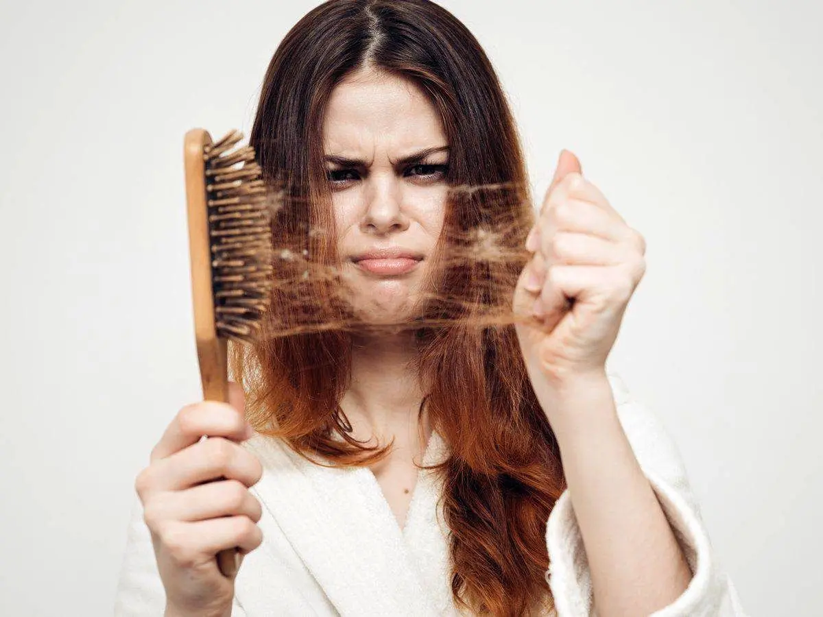 چگونه ریزش مو را درمان کنیم؟