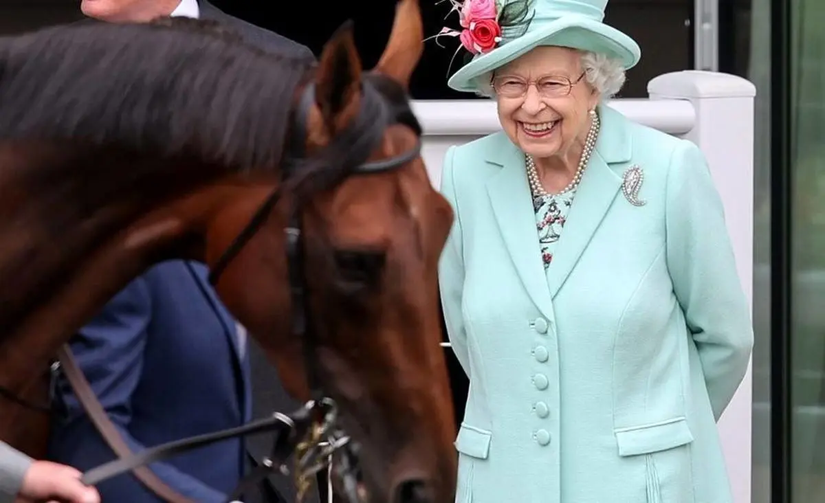 حضور ملکه انگلیس در مسابقه اسب دوانی + تصویر