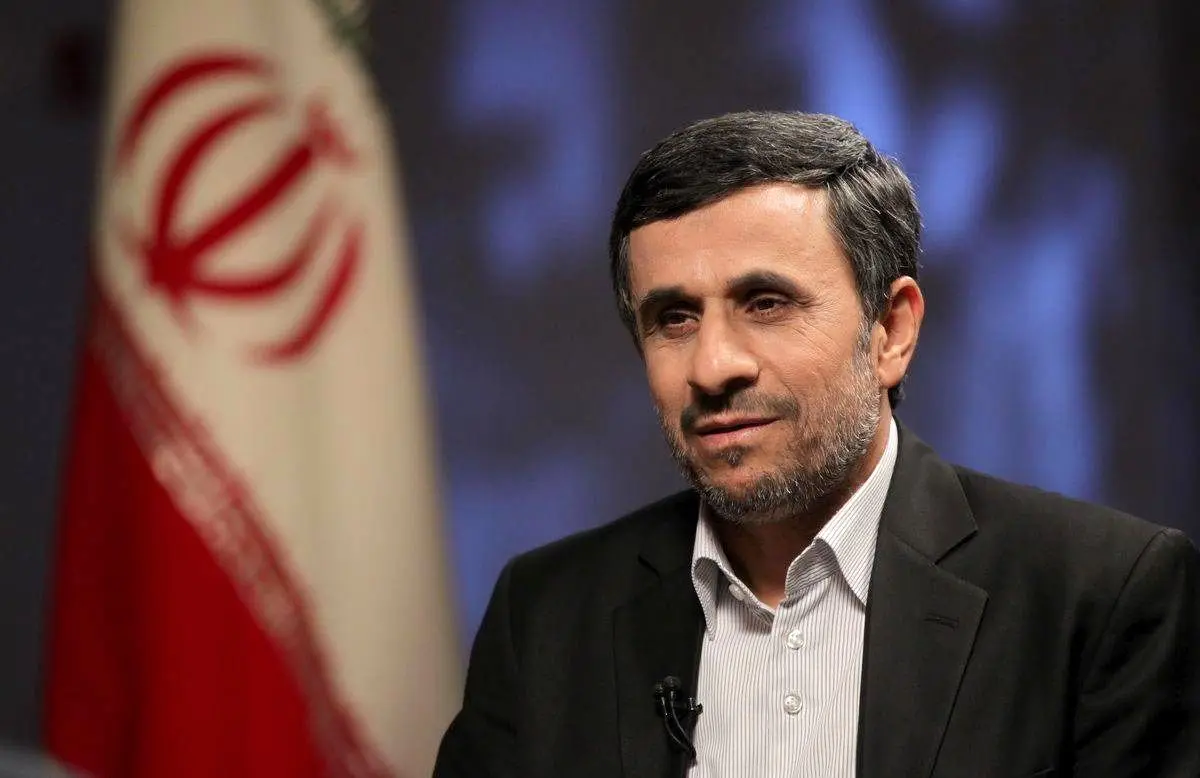 تيپ جديد احمدی نژاد در جلسه مجمع + تصویر