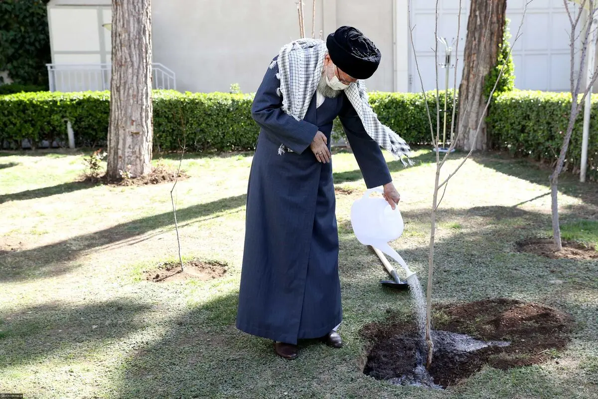 کاشت نهال به مناسبت روز درختکاری توسط رهبر انقلاب