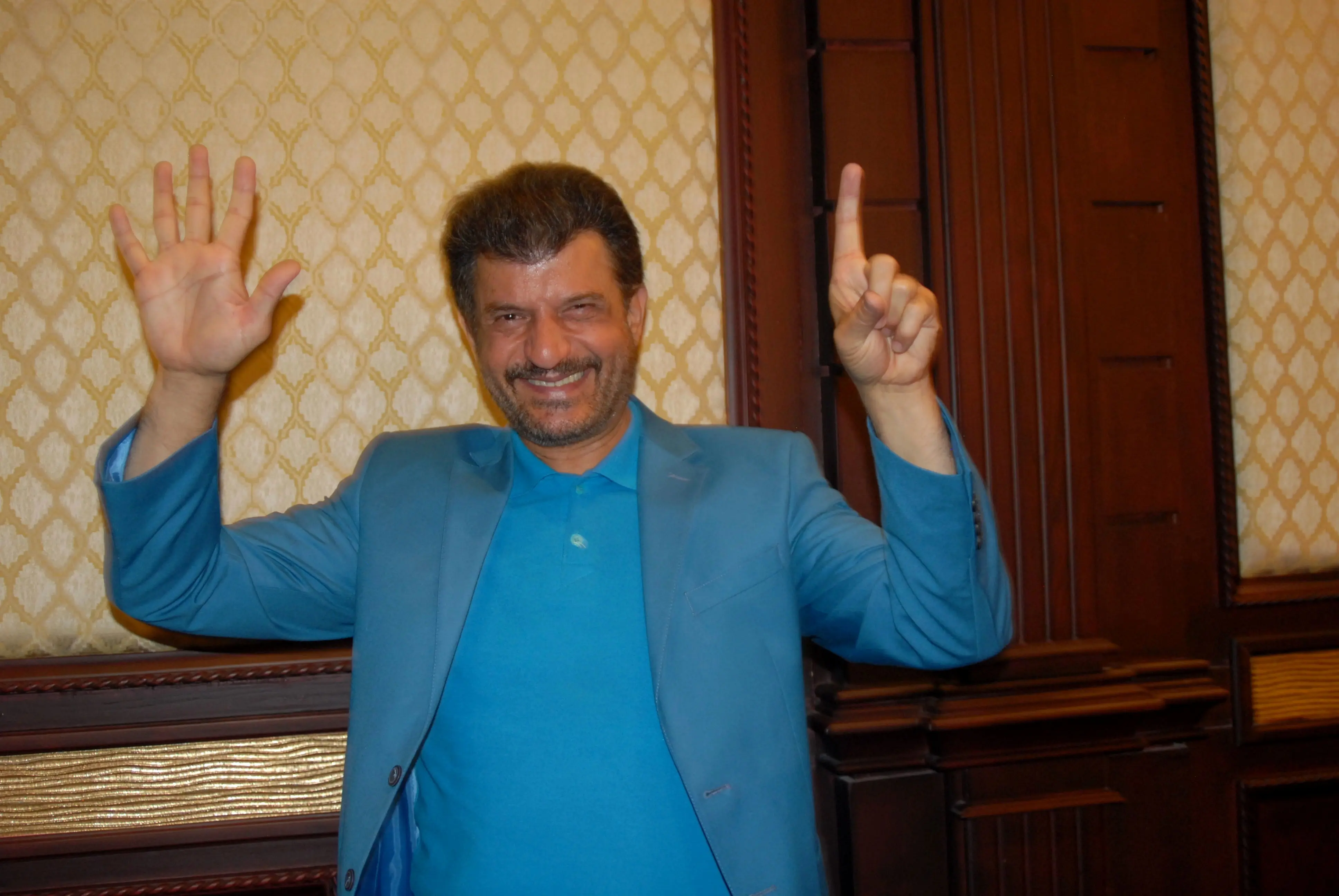 سر و کله محمود شهریاری با یک رقص جنجالی پیدا شد