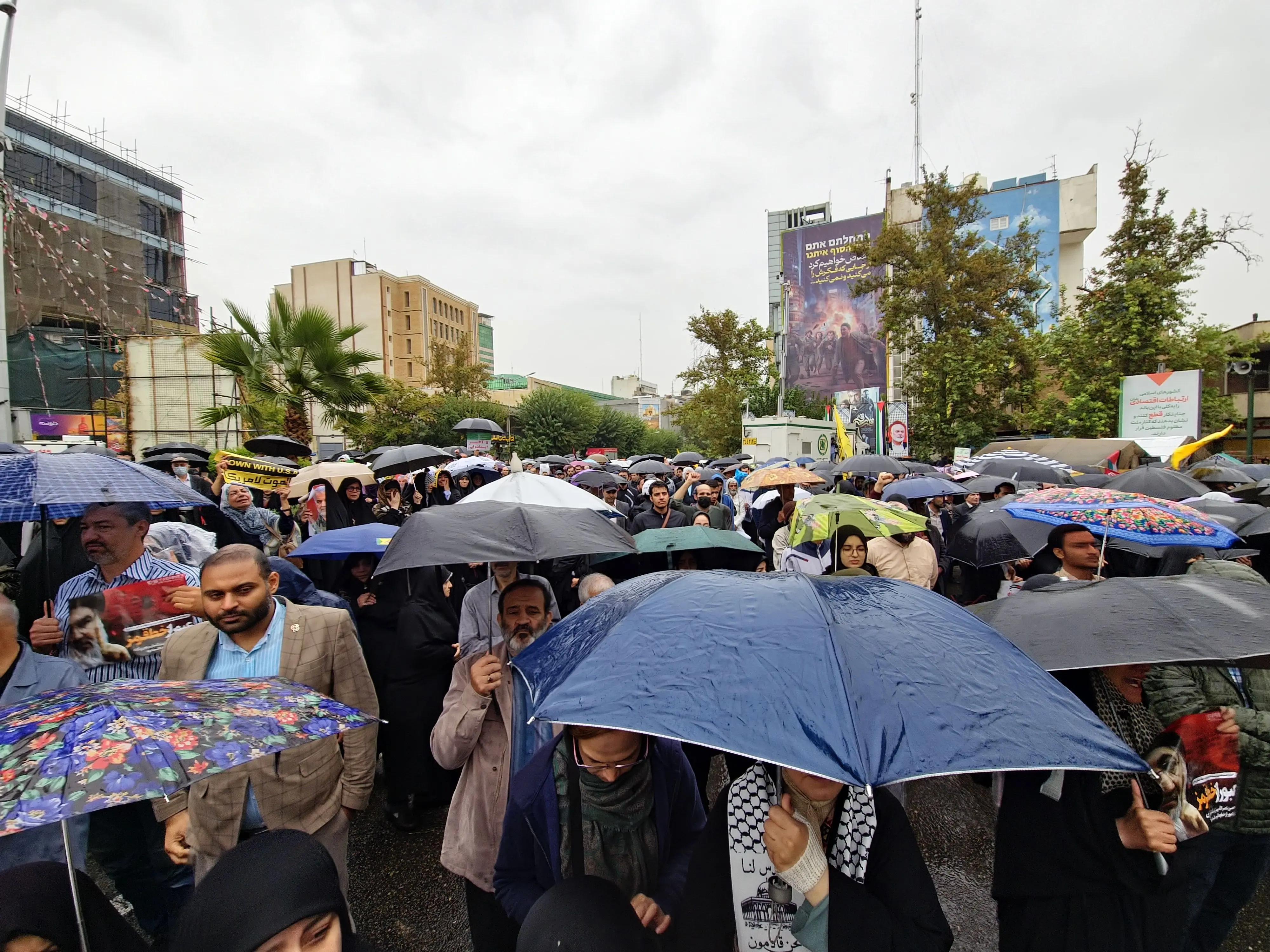 ویدیو لحظاتی از  اجتماع بزرگ «آغاز نصرالله» در میدان فلسطین امروز ۷ مهر ۱۴۰۳