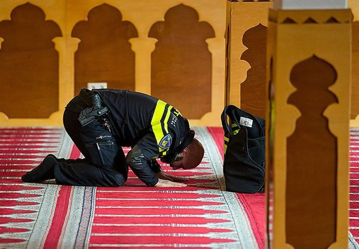 پلیس هلندی در حال نماز خواندن +تصویر
