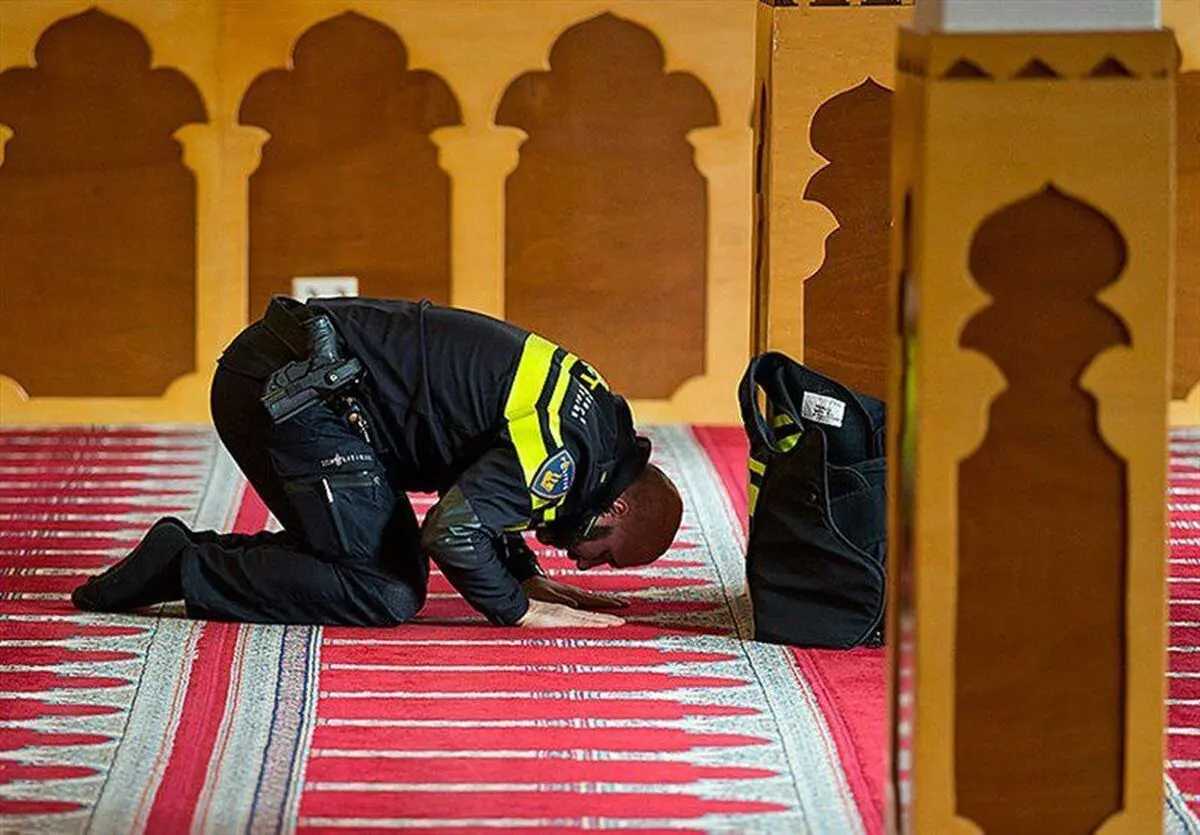 پلیس هلندی در حال نماز خواندن +تصویر