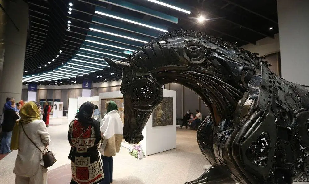 برپایی نمایشگاه در برج میلاد فرصت مغتنمی برای هنرهای تجسمی است