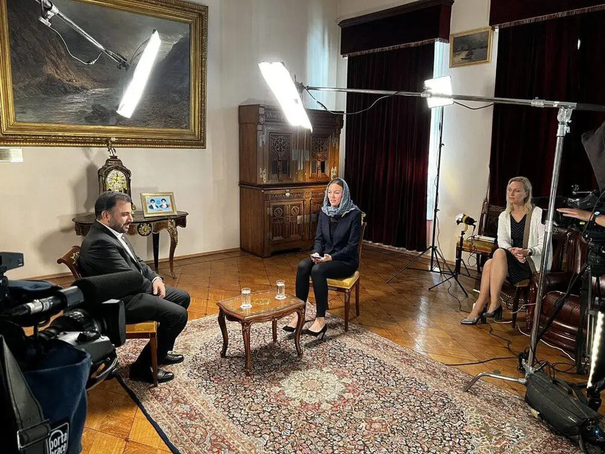 پوشش خبرساز خبرنگار روس در پشت صحنه مصاحبه با وزیر ارتباطات + تصویر