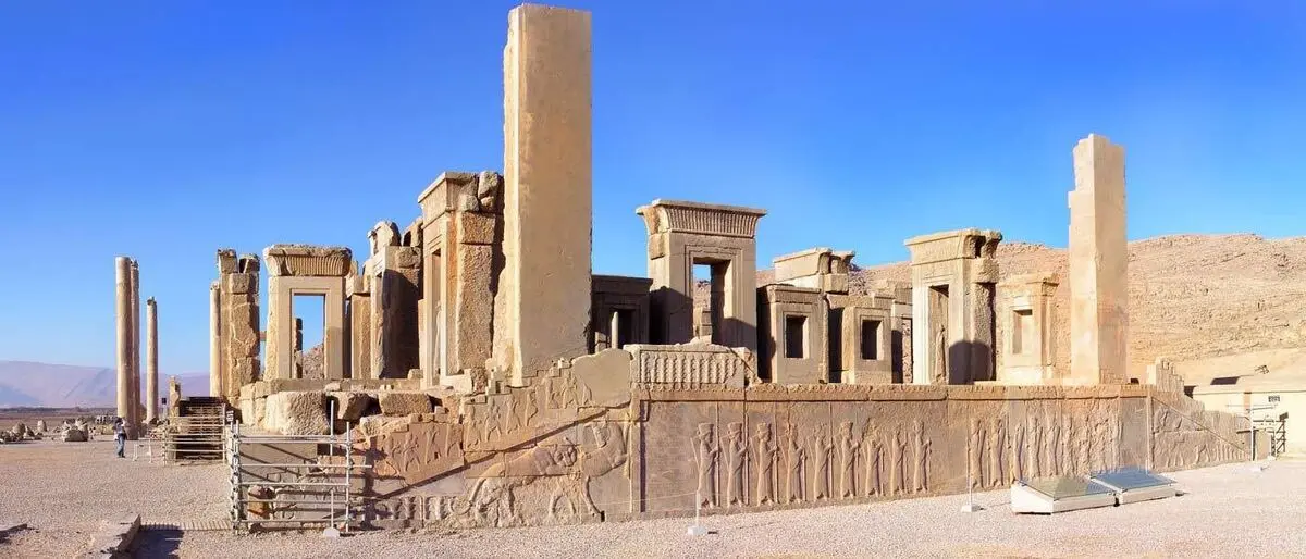 واکنش یگان حفاظت به فشن شوی چند دختر جوان در محوطه تخت جمشید؛ محجبه بودند + تصویر