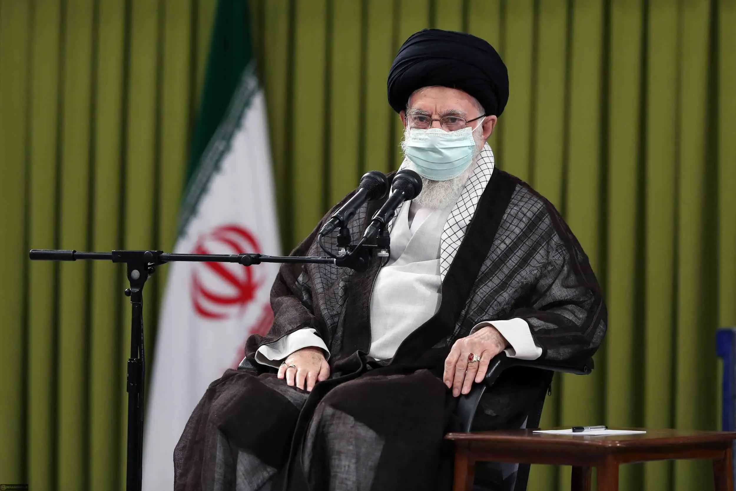 جمعی از پیشکسوتان و فرماندهان دفاع مقدس با رهبر انقلاب دیدار می‌کنند