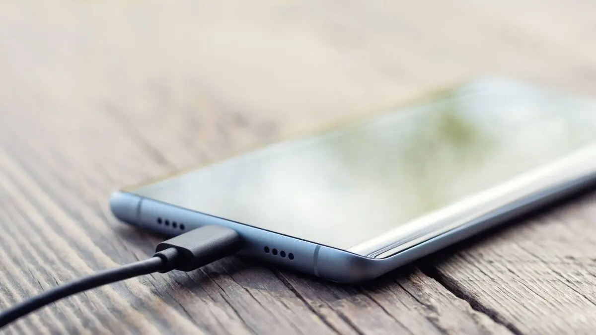 به هیچ وجه گوشی خود را روی تخت شارژ نکنید