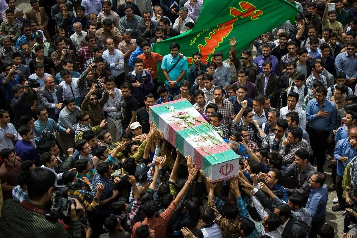 تابوت شهید گمنام روی دوش 2 زن با حجاب و کم حجاب + تصویر